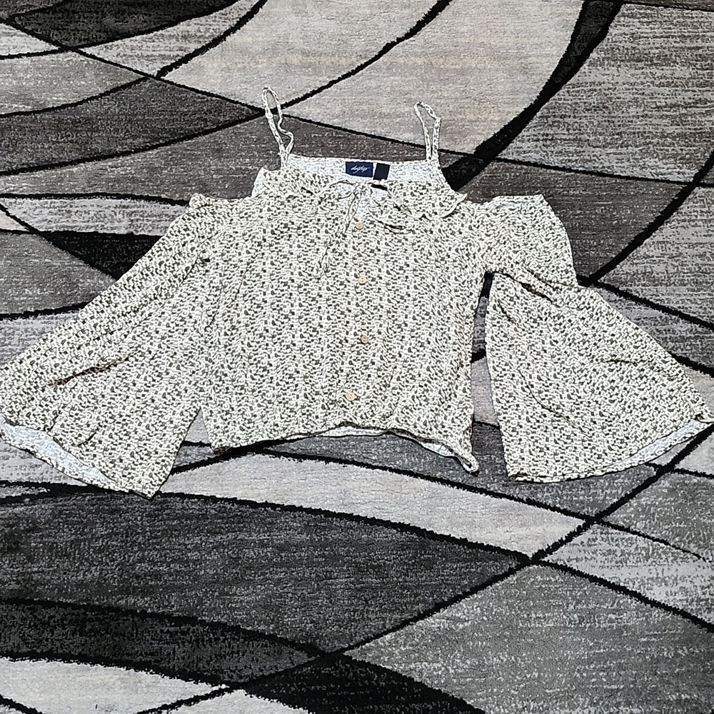 BUCKLE DAYTRIP COLD-SHOULDER CROP CINCHED BELL-SLEEVES  BLOUSE TOP